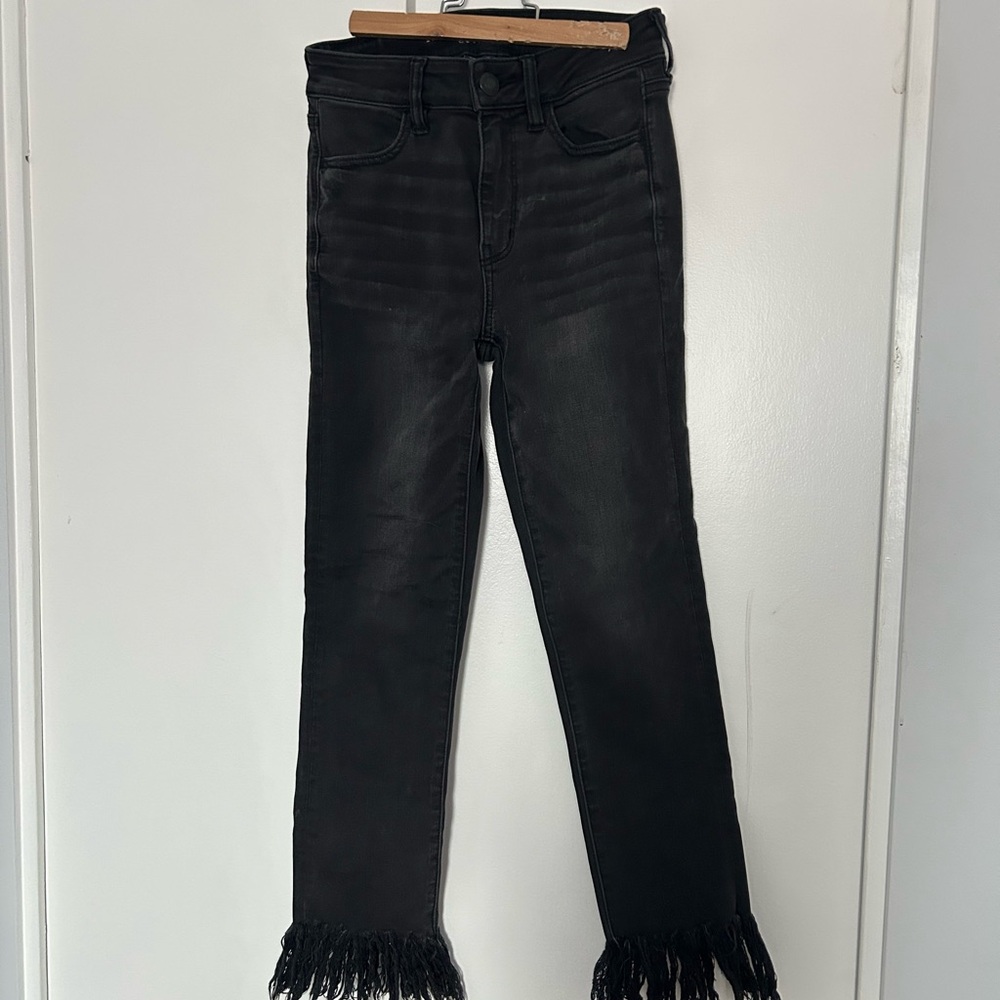 American Eagle Hi-Rise Jegging Crop - Black with fringe bottom